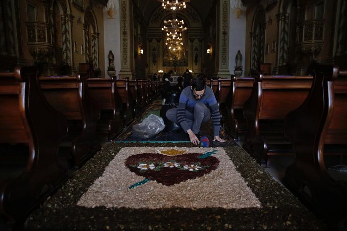 Desde as 7h, fiéis trabalhavam na decoração que, somente dentro da igreja, atingia 36 metros