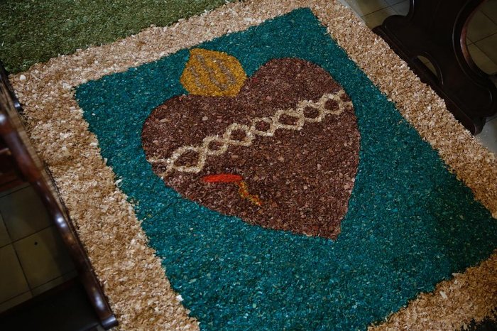 Uma das imagens confeccionadas nos tapetes de Corpus Christi
