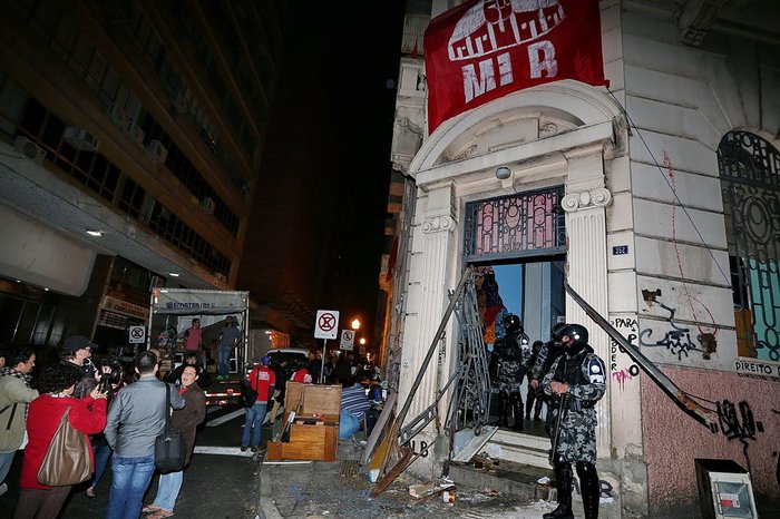 Com a resistência dos ocupantes, os PMs decidiram arrombar a porta de entrada
