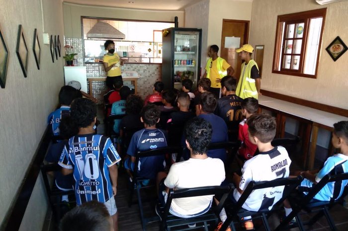 Antes de cada aula, as turmas recebem um café da manhã na lancheria do Adenir (Magrão), um dos criadores do projeto