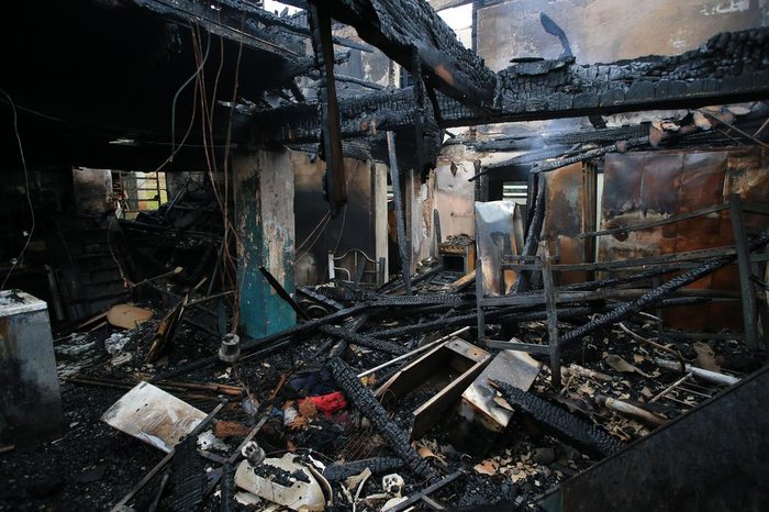 Com o fogo, o piso cedeu e eles caíram para o subsolo, área com um fogão e outras camas
