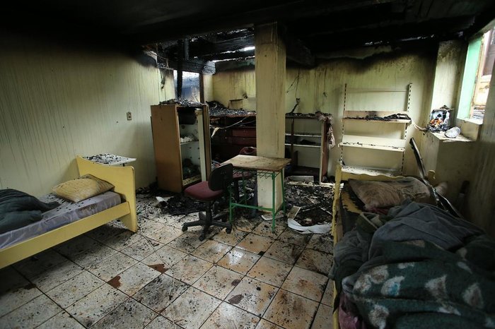 Outro sobrevivente estava no andar de baixo e conseguiu deixar a casa