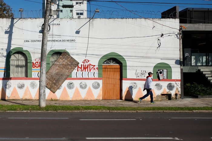 Quando as condições do prédio foram checadas, foi detectada uma rachadura que poderia gerar comprometimento estrutural
