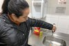 Jéssica Bueno, diretora da Escola de Educação Infantil Pé de Pilão, afirma que a instituição já teve de comprar 200 litros de água mineral