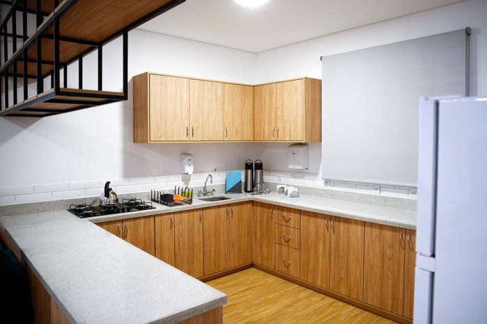 A casa conta com recepção, sala de enfermagem, três quartos, sala de convivência, cozinha com refeitório e área externa