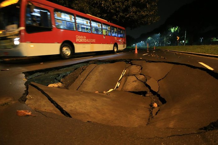 Buraco tem aproximadamente cinco metros de diâmetro