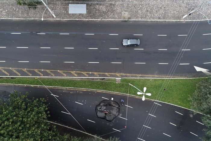 Imagem de drone mostra buraco aberto na Loureiro da Silva