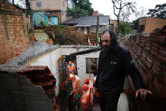 À época, funcionários da Prefeitura ainda trabalhavam na limpeza do local