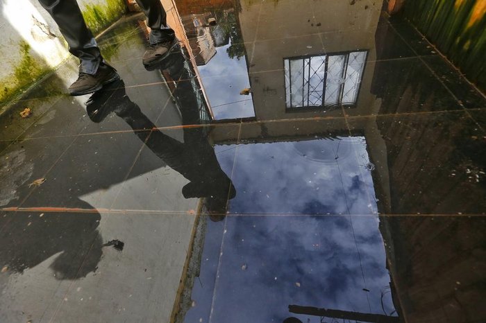 Quando chove, Marcos diz que a água toma conta de quase toda a casa
