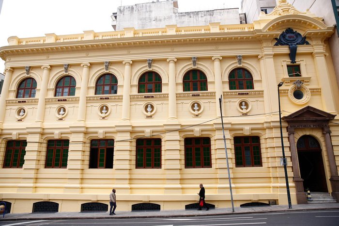 Biblioteca Pública do Estado passou por uma restauração em sua fachada