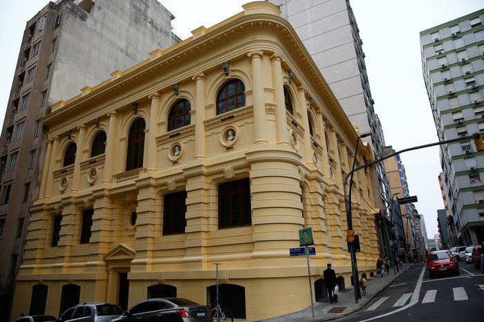 A fachada do prédio foi lavada e pintada com uma tinta antipichação