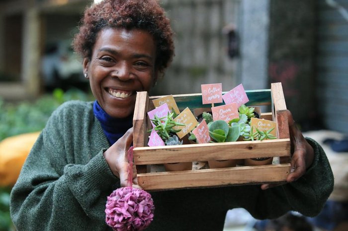 Vivian Xavier exibe as plantas que são vendidas na floricultura improvisada