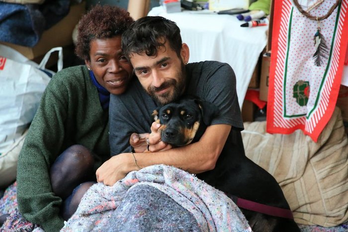 Vivian Xavier e Marcone Lopes Fontoura com sua cadelinha, a Tchuca