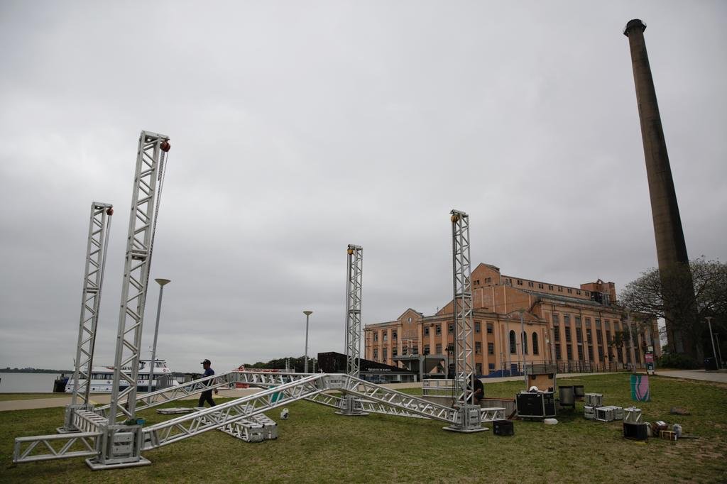 Oktoberfest começa a tomar forma: estruturas dos dois palcos estão sendo  montadas na Orla