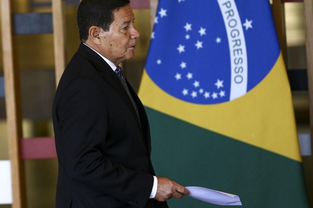 Grupo de militares apresenta projeto para o Brasil com fim da gratuidade no SUS e em universidades p&uacute;blicas