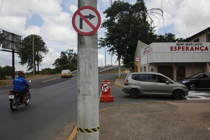 Alguns veículos ainda acessam Rua Dona Otília na contramão