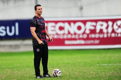 CAXIAS DO SUL, RS, BRASIL, 24/04/2025. Primeiro treino do novo técnico do Caxias, Júnior Rocha,  no CT Baixada Rubra Vanderlei Bersaghi. A SER Caxias está disputando a série C do Campeonato Brasileiro 2025. (Porthus Junior/Agência RBS)Indexador: BTK                             <!-- NICAID(16023731) -->