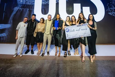 As alunas do curso de Moda da Universidade de Caxias do Sul Bruna Ferreira da Silva, Luana Giacomin Galafassi, Mariana Isoton e Marilia Valmorbida De Cezaro conquistaram o primeiro lugar no Concurso dos Novos – DFB Festival 2025, realizado em Fortaleza (CE). O desfile foi realizado na sexta-feira, 16 de maio, e a premiação ocorreu no sábado. A UCS foi a única instituição da Região Sul a participar do concurso, considerado o principal festival de design autoral da América Latina.<!-- NICAID(16041053) -->