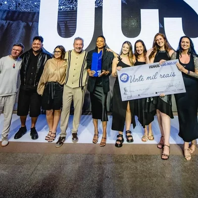 As alunas do curso de Moda da Universidade de Caxias do Sul Bruna Ferreira da Silva, Luana Giacomin Galafassi, Mariana Isoton e Marilia Valmorbida De Cezaro conquistaram o primeiro lugar no Concurso dos Novos – DFB Festival 2025, realizado em Fortaleza (CE). O desfile foi realizado na sexta-feira, 16 de maio, e a premiação ocorreu no sábado. A UCS foi a única instituição da Região Sul a participar do concurso, considerado o principal festival de design autoral da América Latina.<!-- NICAID(16041053) -->