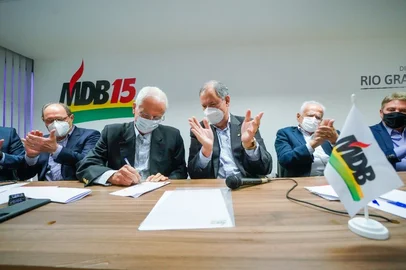 José Paulo Cairoli assina ficha no MDB