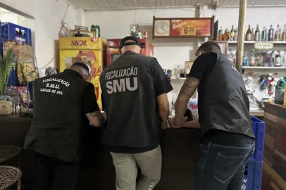 As forças de segurança de Caxias do Sul promoveram uma operação conjunta na noite desta sexta-feira (25/04) para combater a perturbação do sossego público. Os agentes, comandados pela Secretaria de Urbanismo, participaram de atividades no centro da cidade e nos bairros São Pelegrino, Sagrada Família, Vitória III, Cruzeiro e Sanvitto. Além do Secretário, Adriano Bressan, e dos fiscais da SMU, a força-tarefa foi composta por agentes da Fiscalização de Trânsito, Guarda Municipal, ROMU, Brigada Militar e do Grupamento de Bombeiros Militar.Dois estabelecimentos, ambos no bairro Sagrada Família, foram interditados e receberam multa e auto de infração do Corpo de Bombeiros. Os locais eram alvos de diversas reclamações de moradores ao entorno.<!-- NICAID(16024971) -->