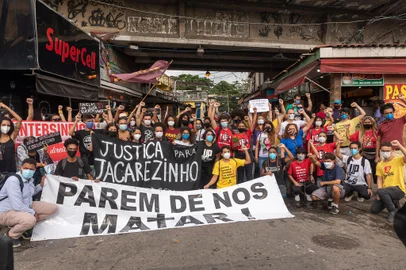 MANIFESTAÇÃO REALIZADA NO JACAREZINHORJ - MANIFESTAÇÃO/JACAREZINHO - GERAL - Manifestação é realizada após operação que deixou 25 mortos no Jacarezinho em Rio de Janeiro, RJ, nesta sexta-feira (07). 07/05/2021 - Foto: CARLOS SANTTOS/FOTOARENA/FOTOARENA/ESTADÃO CONTEÚDOEditoria: GERALLocal: RIO DE JANEIROIndexador: CARLOS SANTTOSFonte: 2062061Fotógrafo: FOTOARENA<!-- NICAID(14777676) -->
