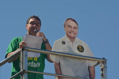 Ato "Reaja Brasil" em Copacabana, no RioRJ - RIO/ATO/REAJA BRASIL/BOLSONARO  - POLÍTICA - Apoiadores do ex-presidente do Brasil, Jair Bolsonaro (PL), fizeram um ato na Praia de Copacabana, na zona sul do Rio de   Janeiro, para o ato "Reaja Brasil", em defesa do fim da censura, pela Liberdade de Expressão e pela Anistia Já, neste   domingo, 3 de agosto de 2025. O ato contou com a presença do Senador, Flávio Bolsonaro e correligionários.   03/08/2025 - Foto: FAUSTO MAIA/THENEWS2/ESTADÃO CONTEÚDOEditoria: POLÍTICALocal: RIO DE JANEIROIndexador: FAUSTO MAIAFonte: Thenews2Fotógrafo: THENEWS2<!-- NICAID(16094082) -->