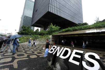 The main entrance to the state-owned Brazilian Development Bank (BNDES) in Rio de Janeiro, Brazil, on July 4, 2011. The BNDES will support the fusion of Carrefour and CBD-Pao de Acucar in Brazil only if all sides involved, included Casino, agree to do it in a "friendly" and "without litigation" way. French supermarket giants Carrefour and Casino traded further blows Monday over their operations in Brazil, a key market where both are claiming a tie-up with the same company. AFP PHOTO/VANDERLEI ALMEIDA (Photo by VANDERLEI ALMEIDA / AFP)Editoria: FINLocal: Rio de JaneiroIndexador: VANDERLEI ALMEIDASecao: company informationFonte: AFP<!-- NICAID(15346013) -->