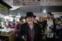 PORTO ALEGRE, RS, BRASIL - 2023.11.15 - 69ª Feira do Livro é encerrada com cortejo pelos corredores de livros. Com música e tradicional distribuição de rosas, o patrono Tabajara Ruas finaliza a atual edição da feira. (Foto: André Ávila/ Agência RBS)Indexador: Andre Avila<!-- NICAID(15598772) -->