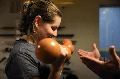 Porto Alegre, RS, Brasil - A prática de atividade física durante o tratamento oncológico tem se mostrado uma aliada importante na recuperação e no bem-estar de pacientes. Fernanda Bragatto, diagnosticada com câncer de mama, encontrou nos exercícios uma forma de fortalecer o corpo e a mente, seguindo orientação médica ao longo da terapia.Indexador: jeff botega<!-- NICAID(16061471) -->