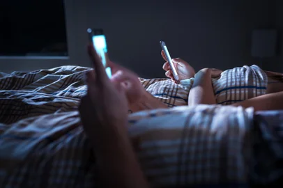 Pessoas usando celular na cama - Foto: terovesalainen/stock.adobe.comFonte: 259715897<!-- NICAID(15630154) -->