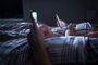 Pessoas usando celular na cama - Foto: terovesalainen/stock.adobe.comFonte: 259715897<!-- NICAID(15630154) -->