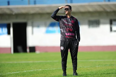 CAXIAS DO SUL, RS, BRASIL, 16/07/2025. Caxias realiza treinamento no Estádio Centenário na preparação para enfrentar o Náutico pela 13ª rodada da Série C do Campeonato Brasileiro. Na foto, técnico Junior Rocha. (Porthus Junior/Agência RBS)Indexador: BTK<!-- NICAID(16081834) -->
