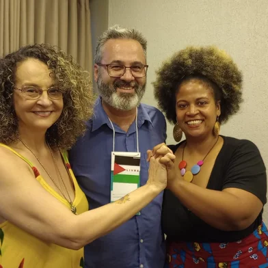 O PSOL de Porto Alegre confirmou sua indicação de chapa para disputar a prefeitura da Capital. A deputada estadual Luciana Genro e a servidora pública Tamyres Filgueira serão as candidatas do partido, respectivamente, a prefeita e vice-prefeita nas eleições de 2024. A definição ocorreu neste domingo (3/12) durante o congresso municipal da sigla, em que os delegados também definiram a direção municipal. Roberto Robaina foi reeleito presidente do PSOL node Porto Alegre.