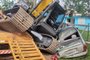 Escavadeira caí de caminhão e danifica veículo estacionado em Santo Ângelo <!-- NICAID(15580355) -->