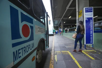 PORTO ALEGRE, RS, BRASIL - 14.09.2020 - Conforme números da Associação dos Transportadores Metropolitanos (ATM), desde o início do ano, o setor perdeu mais da metade de seus passageiros. A queda na demanda, influenciada em grande parte pela pandemia do coronavírus, afeta o funcionamento das empresas de transporte no longo prazo, colocando em risco renovações de frota, que tem limite de idade, conforme a Metroplan. (Foto: Isadora Neumann/Agencia RBS)Indexador: ISADORA NEUMANN<!-- NICAID(14591846) -->