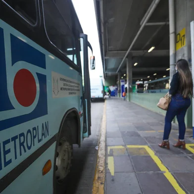 PORTO ALEGRE, RS, BRASIL - 14.09.2020 - Conforme números da Associação dos Transportadores Metropolitanos (ATM), desde o início do ano, o setor perdeu mais da metade de seus passageiros. A queda na demanda, influenciada em grande parte pela pandemia do coronavírus, afeta o funcionamento das empresas de transporte no longo prazo, colocando em risco renovações de frota, que tem limite de idade, conforme a Metroplan. (Foto: Isadora Neumann/Agencia RBS)Indexador: ISADORA NEUMANN<!-- NICAID(14591846) -->