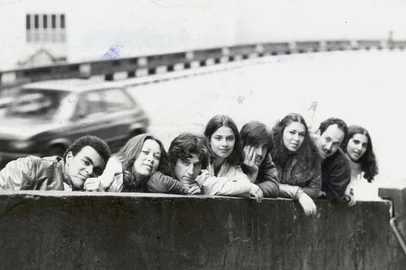 Foto do elenco original da peça Bailei na Curva. Da esquerda para a direita: Hermes Mancilha, Cláudia Accurso, Cláudio Cruz, Márcia do Canto, Júlio Conte, Regina Goulart, Flávio Bicca e Lúcia Serpa.#PÁGINA:7#PASTA: 82742 Fonte: Divulgação Fotógrafo: luiz antonio guerreiro<!-- NICAID(1492046) -->