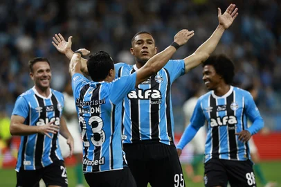 PORTO ALEGRE, RS, BRASIL, 25-11-2025: Grêmio vs Palmeiras, pelo Campeonato Brasileiro Série A 2025, na Arena. Na foto, o jogador do Grêmio, Carlos Vinícius. Foto: Jeff Botega/Agência RBS<!-- NICAID(16174507) -->