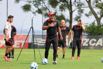 Roger no treino do Inter