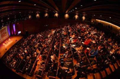 Sediado por seis oportunidades em Porto Alegre, o Congresso de Empreendedorismo Digital (Conedi) sai pela primeira vez da capital e desembarca em Caxias do Sul nesta sexta (23) e sábado (24). A programação reúne especialistas do marketing em um evento que irá capacitar empreendedores para que eles estejam onde mais precisar estar atualmente, na internet. <!-- NICAID(15212296) -->