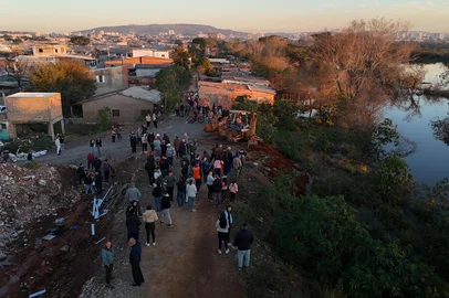 PORTO ALEGRE, RS, BRASIL, 25-06-2025: Fotos de drone do dique do Sarandi, que no dia de hoje apresentou vazamento de água. Sob olhar apreensivo de moradores, prefeitura joga argila de forma paliativa para tentar conter infiltração da água. Foto: André Ávila/Agência RBS<!-- NICAID(16067279) -->