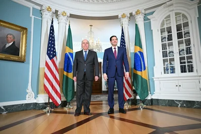 ANDREW CABALLERO-REYNOLDS / AFP US Secretary of State Marco Rubio meets Brazilian Foreign Minister Mauro VieiraUS Secretary of State Marco Rubio greets Brazilian Foreign Minister Mauro Vieira at the State Department in Washington, DC, on November 13, 2025. (Photo by ANDREW CABALLERO-REYNOLDS / AFP)Editoria: POLLocal: WashingtonIndexador: ANDREW CABALLERO-REYNOLDSSecao: diplomacyFonte: AFPFotógrafo: STF<!-- NICAID(16167299) -->