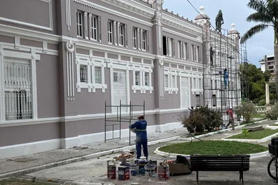 BELÉM, PA, BRASIL, 05-11-2025: Operários tão últimos retoques nas paredes do Teatro da Paz, em Belém, às vésperas da COP30. Foto: Rodrigo Lopes/Agência RBS<!-- NICAID(16161427) -->