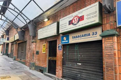 Lisielle Zanchetin / Agencia RBS O sorteio do concurso n° 2940 da Mega-Sena foi realizado nesta sexta-feira (16), em São Paulo (SP) e teve vencedor de Porto Alegre. O apostador foi o único ganhador do prêmio de R$ 99.085.707,38.O prêmio saiu para a Tabacaria 33, no Centro Histórico de Porto Alegre. <!-- NICAID(16168066) -->