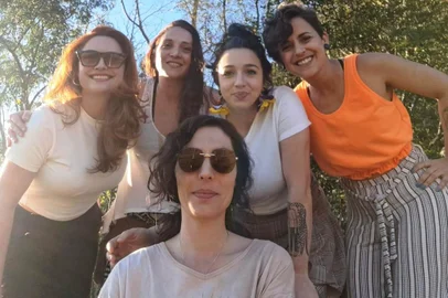 Som Delas se apresenta neste sábado, no Bar Cachacênica. O grupo musical é formado por mulheres que expressam sua arte através da cultura e musicalidade brasileira.A banda é formada pelas artistas: Uyara Camargo, Karine Silva, Cínthia Pretz, Angela Pimentel e Nuni Marcon.<!-- NICAID(15724107) -->