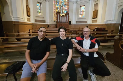 Christian Getar, de 19 anos, Pedro Paulo Sampaio, de 68, e Marcelo Caldeira, de 53, acompanharam a escolha do novo papa na catedral de Porto Alegre<!-- NICAID(16033057) -->