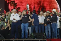 Cada vez mais cotado para ser o indicado de Jair Bolsonaro na disputa presidencial, o governador de São Paulo, Tarcísio de Freitas, fez um afago público ao aliado neste sábado, na Festa do Peão de Barretos. Em meio a um discurso de elogios ao agronegócio, Tarcísio levantou um boneco inflável com a imagem do ex-presidente e disse que Bolsonaro é vítima de injustiça.
