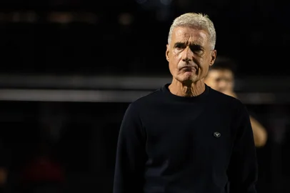 SÃO PAULO X GRÊMIOSP - BRASILEIRÃO/SÃO PAULO X GRÊMIO - ESPORTES - O técnico Luis Castro, do Grêmio, durante a partida entre São Paulo e Grêmio válida pela terceira rodada do   Campeonato Brasileiro 2026, realizada no Estádio Morumbis, na capital paulista, na noite desta quarta-feira, 11.   11/02/2026 - Foto: VINICIUS NUNES/AGÊNCIA F8/ESTADÃO CONTEÚDOEditoria: ESPORTESLocal: SÃO PAULOIndexador: VINICIUS NUNESFonte: Agencia F8Fotógrafo: AGÊNCIA F8<!-- NICAID(16223571) -->