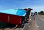 Caminhonete que carregava piscina capota na RS-135, em Coxilha